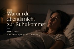 A calm, dimly lit bedroom at night. A woman in her 30s or 40s lies in bed, visibly tired but awake, eyes open, staring softly into the distance. Her body is still, but her face shows subtle inner tension and restlessness — not dramatic, but quietly present. The atmosphere is peaceful yet slightly charged, as if something unresolved is still active inside her. Soft, warm lighting with gentle shadows. Minimal, clean aesthetic, natural tones, no clutter. Cinematic, realistic, high detail, emotional depth. Add German text overlay in elegant, modern typography: “Warum du abends nicht zur Ruhe kommst Du bist müde. Aber dein Körper ist noch nicht fertig.” warum-komme-ich-abends-nicht-zu-ruhe